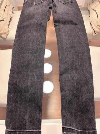 Pantalón vaquero pitillo gris desgastado