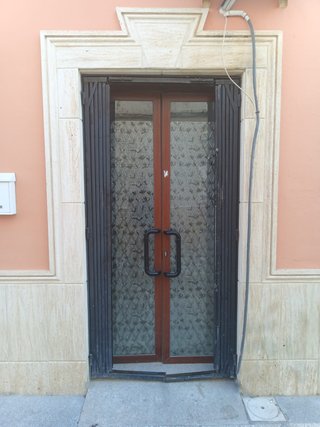 Puerta 2 hojas con cristal de seguridad y cancela