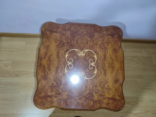 Mesita auxiliar de madera con diseño