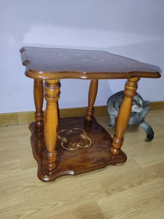 Mesita auxiliar de madera con diseño