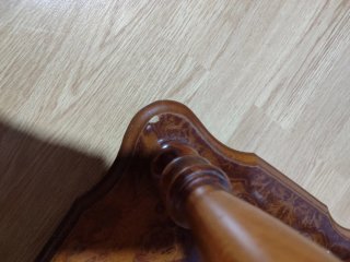 Mesita auxiliar de madera con diseño