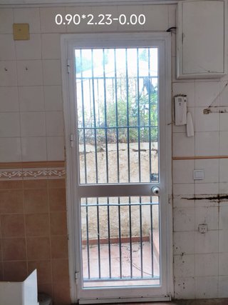 Puerta aluminio y cristal.Sin premarco