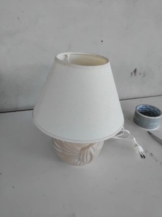 2 Lámparas de mesa beige y blanca