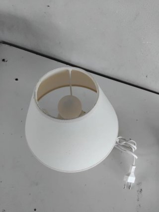 2 Lámparas de mesa beige y blanca