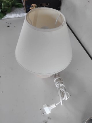 2 Lámparas de mesa beige y blanca