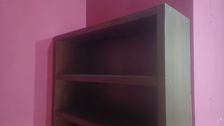 Estantería de madera marrón