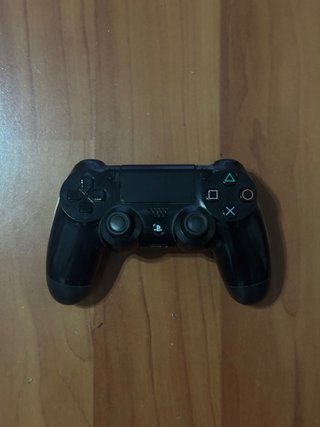 PS4 Slim 1TB + 2 mandos originales
