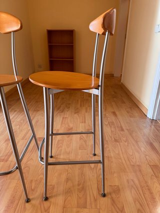 2 taburetes altos madera y metal con respaldo