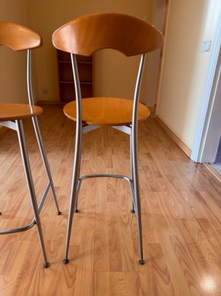 2 taburetes altos madera y metal con respaldo