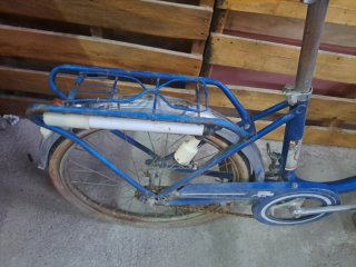 Bicicleta BH azul antigua para restaurar.