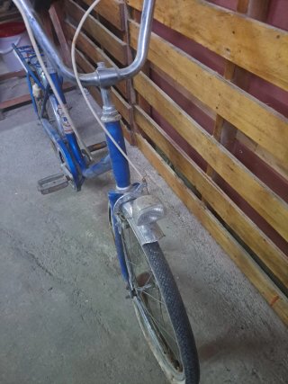 Bicicleta BH azul antigua para restaurar.