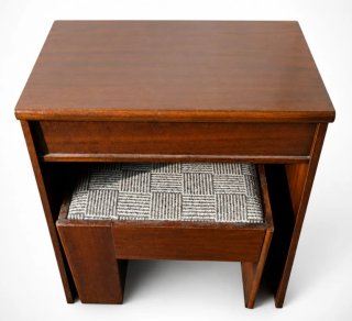 Mesa auxiliar vintage con taburete oculto