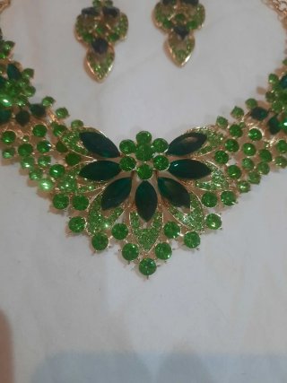 Joyería: Gargantilla y Pendientes Verdes