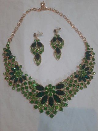 Joyería: Gargantilla y Pendientes Verdes