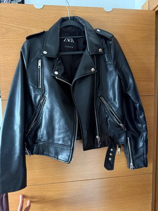 Chaqueta efecto piel negra Zara