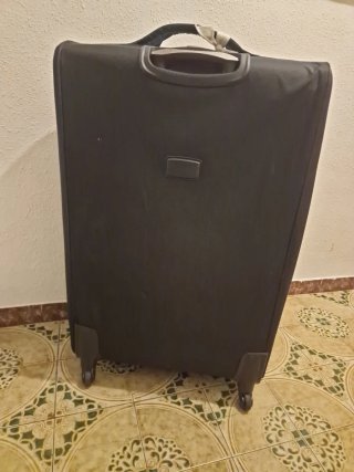 Maleta grande negra, usada una vez