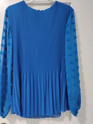 Camisa azul manga larga plisada