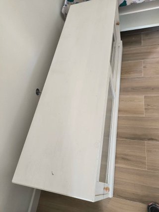 Mueble de salón blanco con puertas correderas