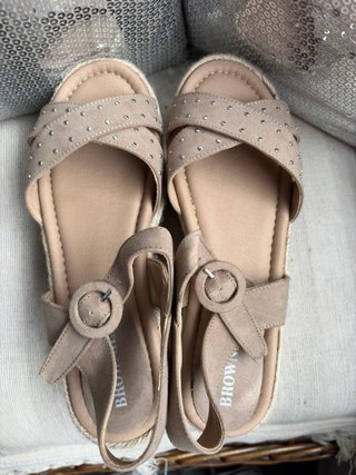 Sandalias cuña Brownie beige tachuelas