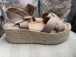 Sandalias cuña Brownie beige tachuelas