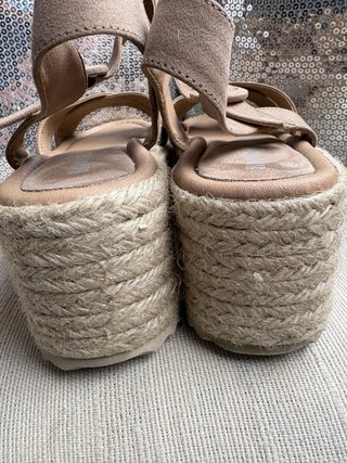 Sandalias cuña Brownie beige tachuelas