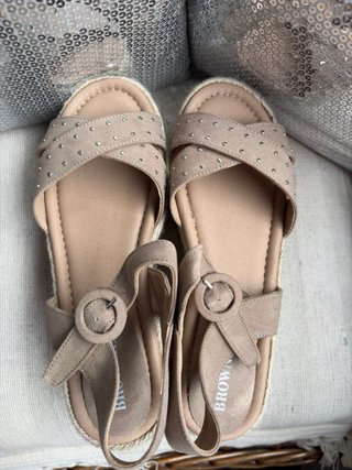 Sandalias cuña Brownie beige tachuelas