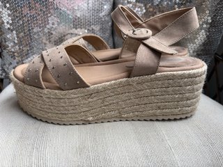 Sandalias cuña Brownie beige tachuelas