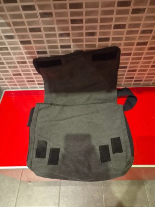 Bandolera gris y negra