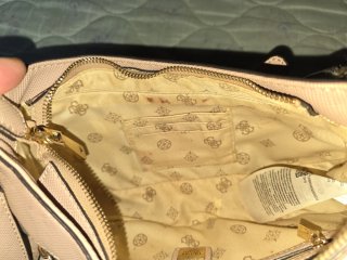 Bolso Guess rosa con monedero