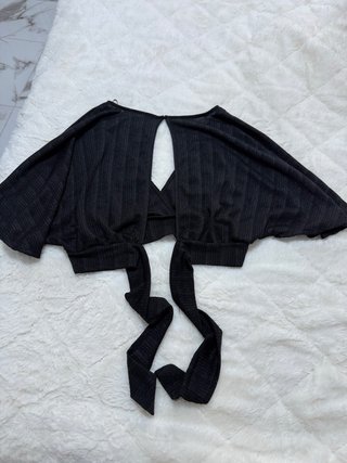 Blusa negra crop top con lazada