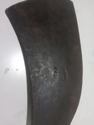 Azada antigua de metal y madera