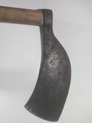 Azada antigua de metal y madera