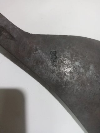 Azada antigua de metal y madera