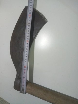 Azada antigua de metal y madera