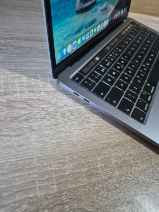 MacBook Pro A2251