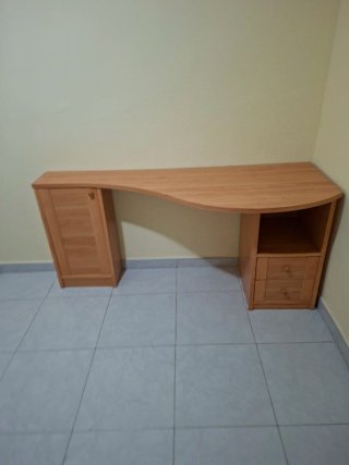 Escritorio de madera curvo.