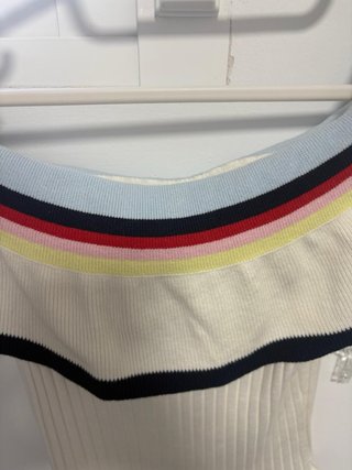 Top blanco con rayas de colores