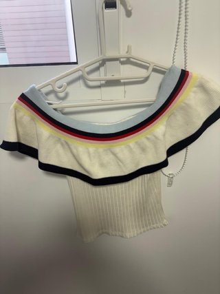 Top blanco con rayas de colores