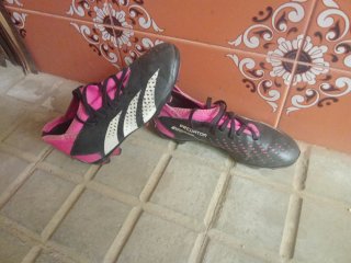 Botas de fútbol Predator rosas y negras talla36