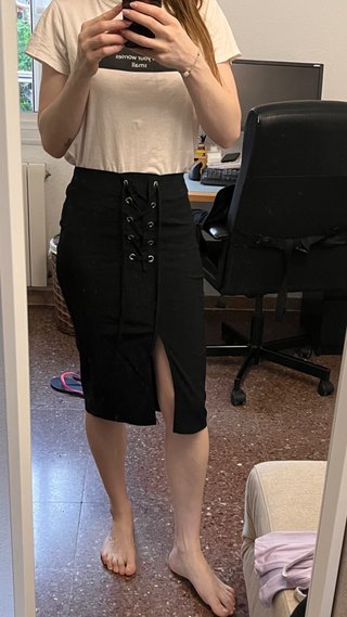 Falda midi negra con cordones