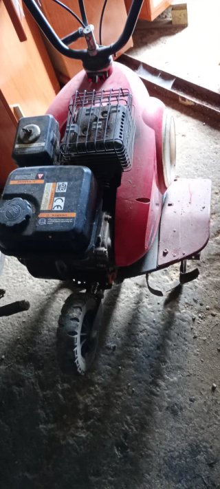 Motocultor rojo con motor