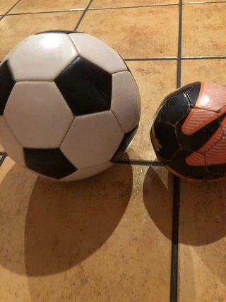2 Balones de Fútbol (Blanco/Negro y Naranja)