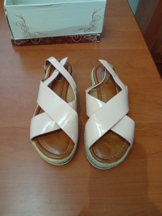 Sandalias beige cruzadas