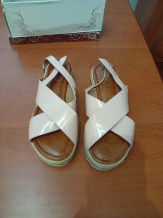Sandalias beige cruzadas