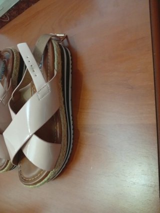 Sandalias beige cruzadas