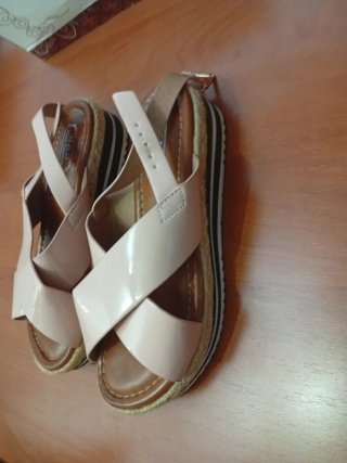 Sandalias beige cruzadas