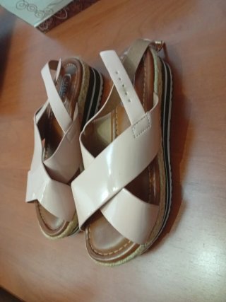 Sandalias beige cruzadas