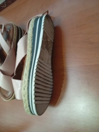 Sandalias beige cruzadas