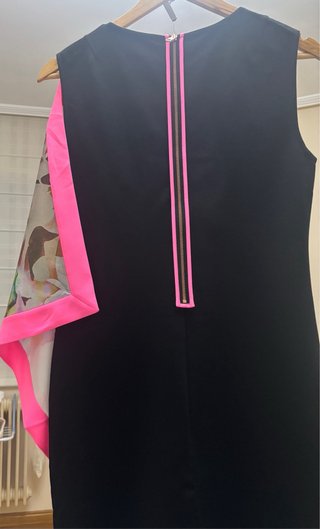 Vestido negro con pañuelo estampado