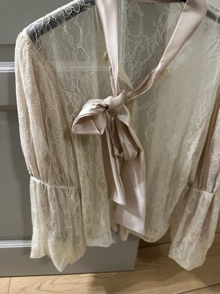 Blusa traforata beige con fiocco